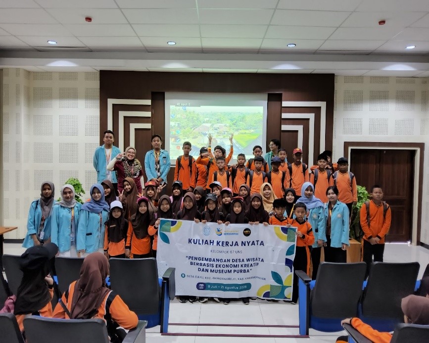 Foto mahasiswa KKN bersama staf museum dan siswa SDN 1 Dayu dalam kunjungan ke Museum Manusia Purba Sangiran Klaster Dayu pada Jumat (15/08/2025). (doc. KKN 67 UNS)