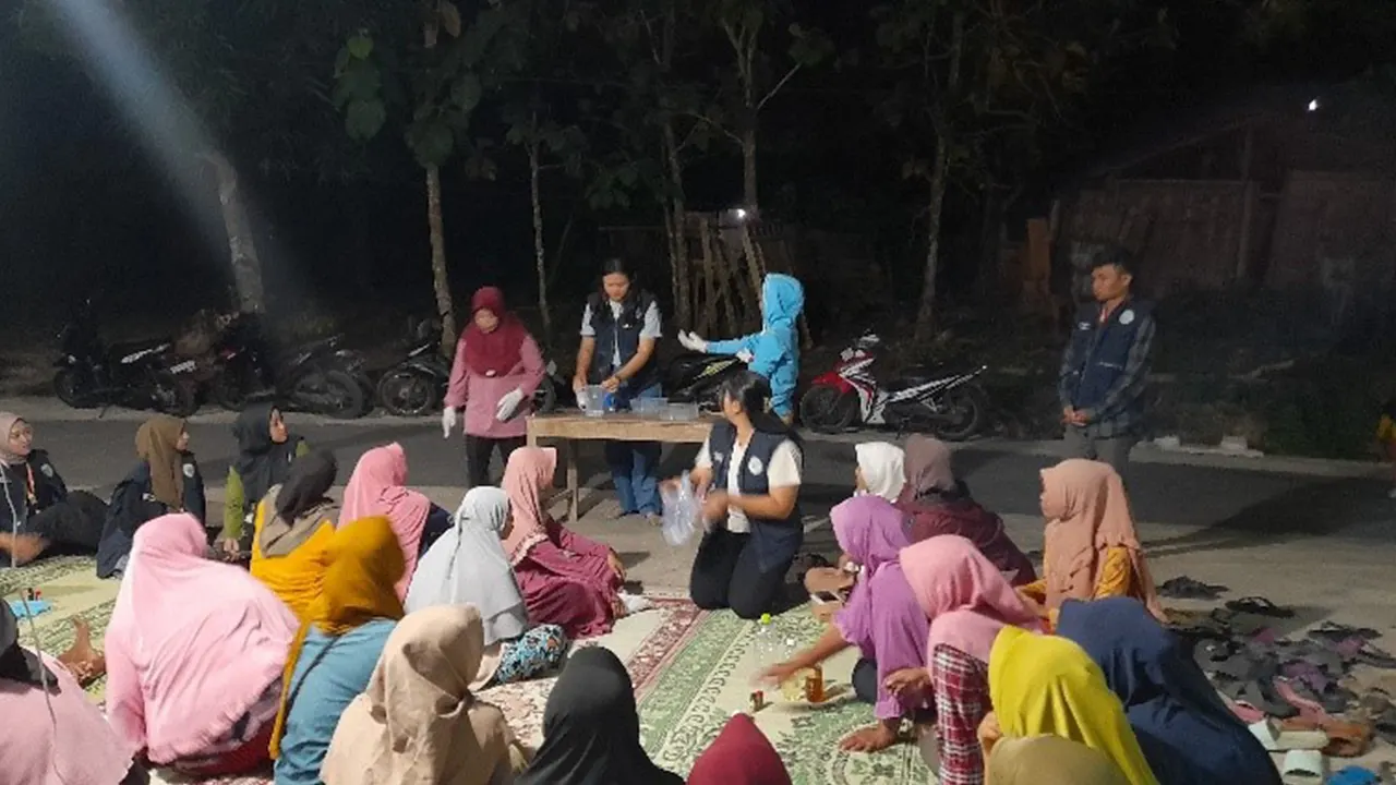 Foto pembuatan sabun dengan perwakilan ibu-ibu Dusun Sosogan RW 07. (doc. Tim KKN 65 UNS)