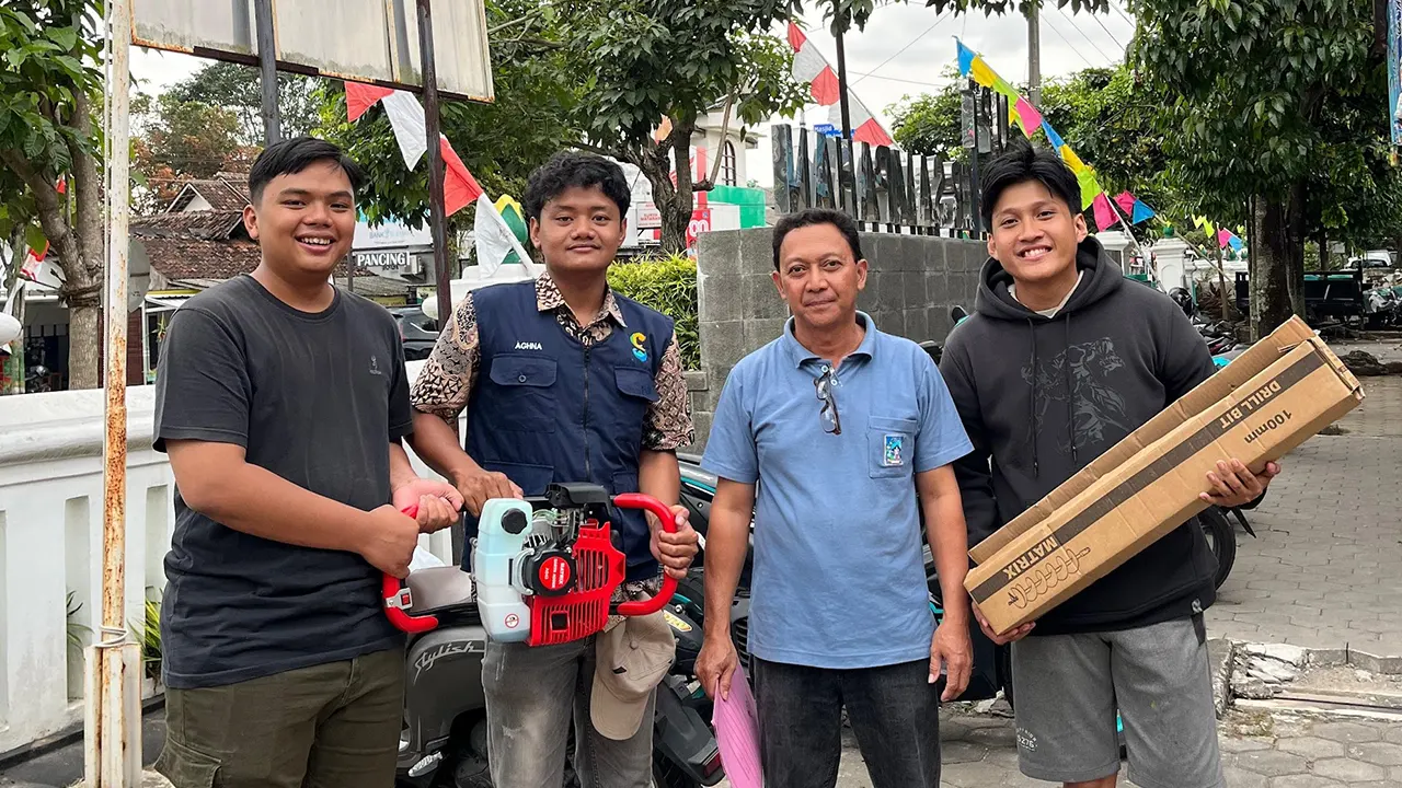Foto penyaluran bantuan Biopori dari DLH Sleman ke Tim KKN UNS 291 (doc. KKN 291 UNS)