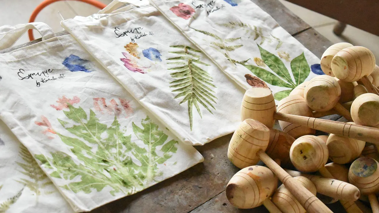 Hasil jadi totebag dari kegiatan program kerja ecoprint. (doc. KKN UNS 301)