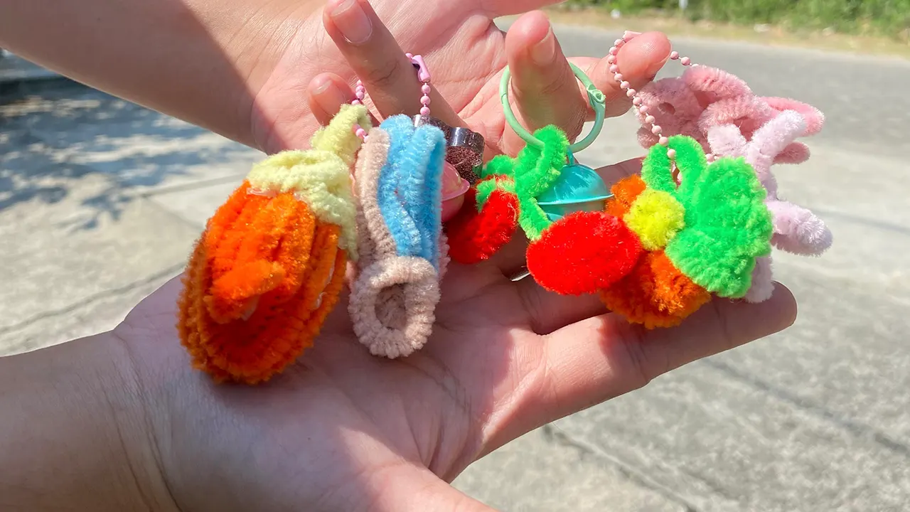 Hasil kerajinan kawat bulu menjadi gantungan kunci. (doc. pribadi)