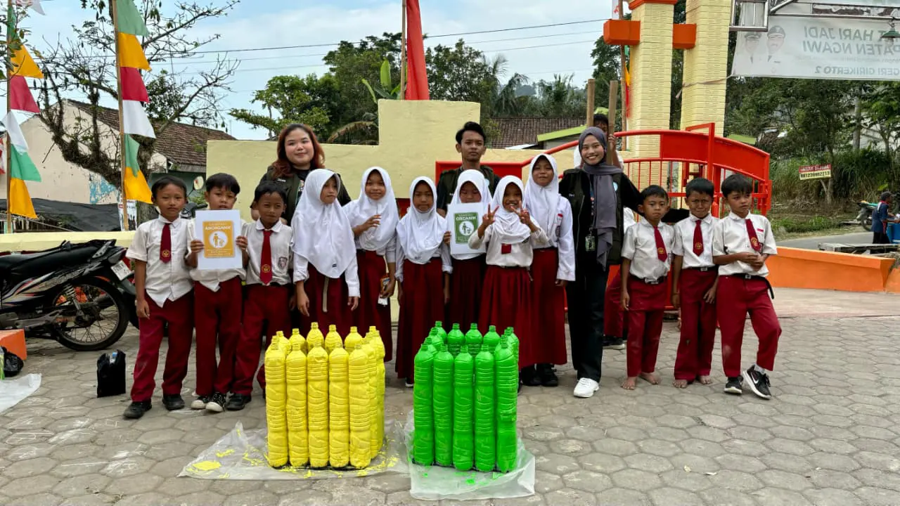 Hasil tempat sampah dari botol plastik bekas oleh siswa kelas 4 SD Girikerto 2. (doc. KKN 245 UNS)