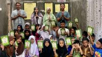 Mahasiswa KKM 30 Universitas Bina Bangsa menyerahkan Al-Qur’an dan Iqro secara langsung kepada warga Desa Dahu sebagai bagian dari program kerja bidang keagamaan. (doc. KKM 30 UNIBA)