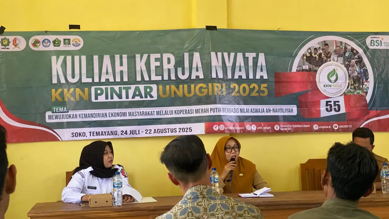 Ibu Endah Sri Utari, S.P, S.Pd, M.M saat memaparkan pentingnya partisipasi warga dalam mengelola koperasi. (doc. KKN 55 Unugiri)