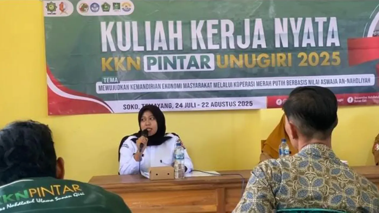 Ibu Nurin Dwi Puspita, S.E. saat memaparkan konsep dasar koperasi, manfaat ekonomi dan sosial, proses pendirian, hingga strategi pemberdayaan UMKM lokal melalui koperasi. (doc. KKN 55 Unugiri)