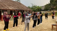Ibu-ibu Desa Margaluyu dengan penuh semangat mengikuti senam sehat yang digelar oleh KKM 61 UNIBA di halaman balai desa, sebagai upaya menjaga kebugaran sekaligus mempererat kebersamaan warga. (doc. KKM 61 UNIBA) Ibu-ibu Desa Margaluyu dengan penuh semangat mengikuti senam sehat yang digelar oleh KKM 61 UNIBA di halaman balai desa, sebagai upaya menjaga kebugaran sekaligus mempererat kebersamaan warga. (doc. KKM 61 UNIBA)