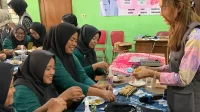 Ibu-ibu PKK Desa Bumiharjo terlihat antusias dalam sesi praktik pembuatan Orange Cleaner pada Jumat, (18/7/2025), di Balai Desa Bumiharjo, Kecamatan Giriwoyo, Kabupaten Wonogiri. (doc. KKN 341 UNS)