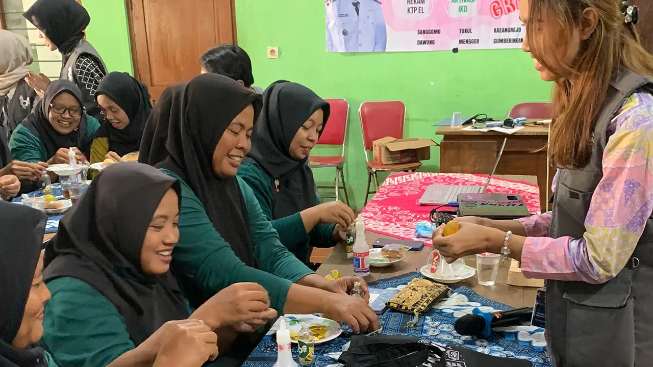 Ibu-ibu PKK Desa Bumiharjo terlihat antusias dalam sesi praktik pembuatan Orange Cleaner pada Jumat, (18/7/2025), di Balai Desa Bumiharjo, Kecamatan Giriwoyo, Kabupaten Wonogiri. (doc. KKN 341 UNS)