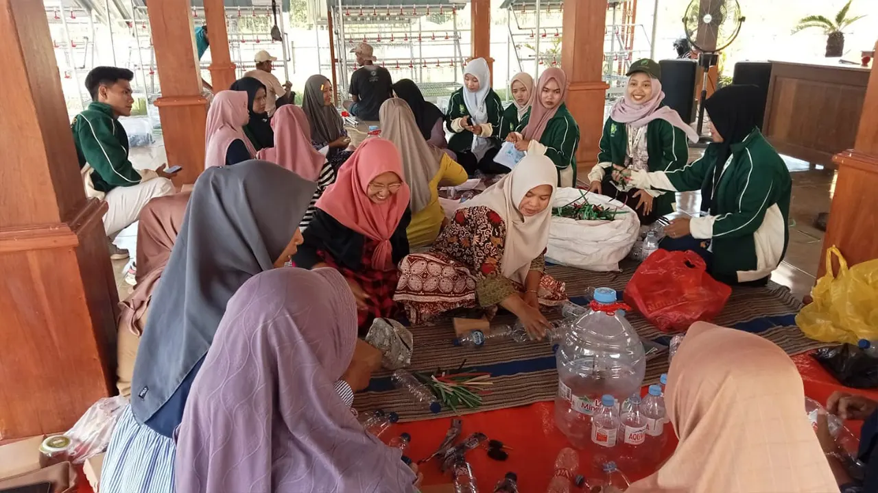 Ibu-ibu PKK Desa Klempun bersama mahasiswa KKN Kelompok 42 Unugiri Bojonegoro tampak antusias mengikuti pelatihan pembuatan tempat sampah ecobrick dari limbah plastik, Kamis (31/7/2025). (doc. KKN 42 Unugiri)