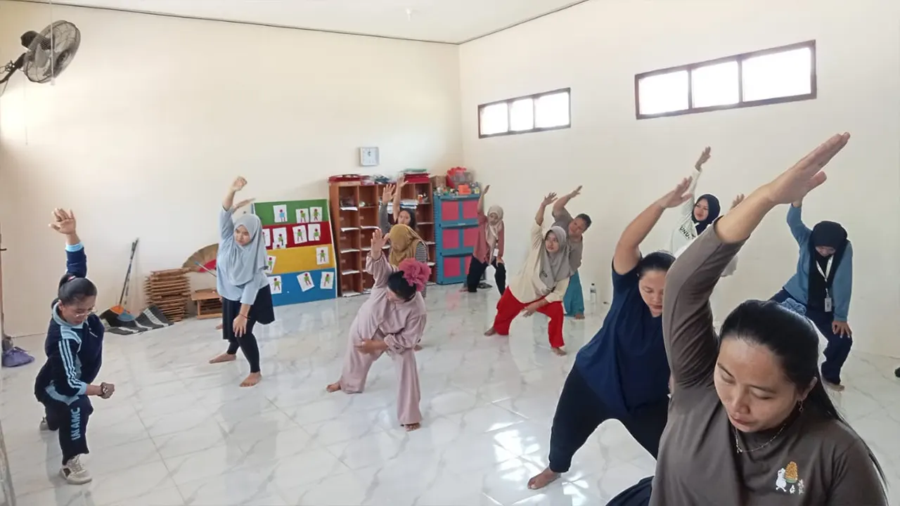 Ibu-ibu PKK Desa Klempun dengan penuh semangat mengikuti senam bersama yang dipandu oleh mahasiswi KKN Kelompok 42 Unugiri Bojonegoro di Pos PAUD Tangkas pada Sabtu (3/8/2025). (doc. KKN 42 Unugiri)