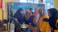 Ibu-ibu PKK tidak hanya menyimak, tetapi juga aktif mencoba langsung di dapur pelatihan cara membuat tortila jagung. (doc. KKNTK 25 UNIGORO)