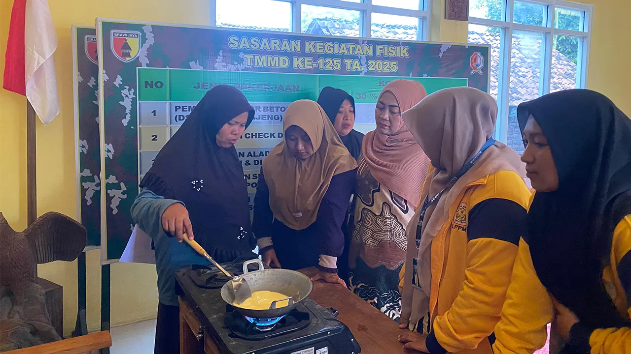 Ibu-ibu PKK tidak hanya menyimak, tetapi juga aktif mencoba langsung di dapur pelatihan cara membuat tortila jagung. (doc. KKNTK 25 UNIGORO)