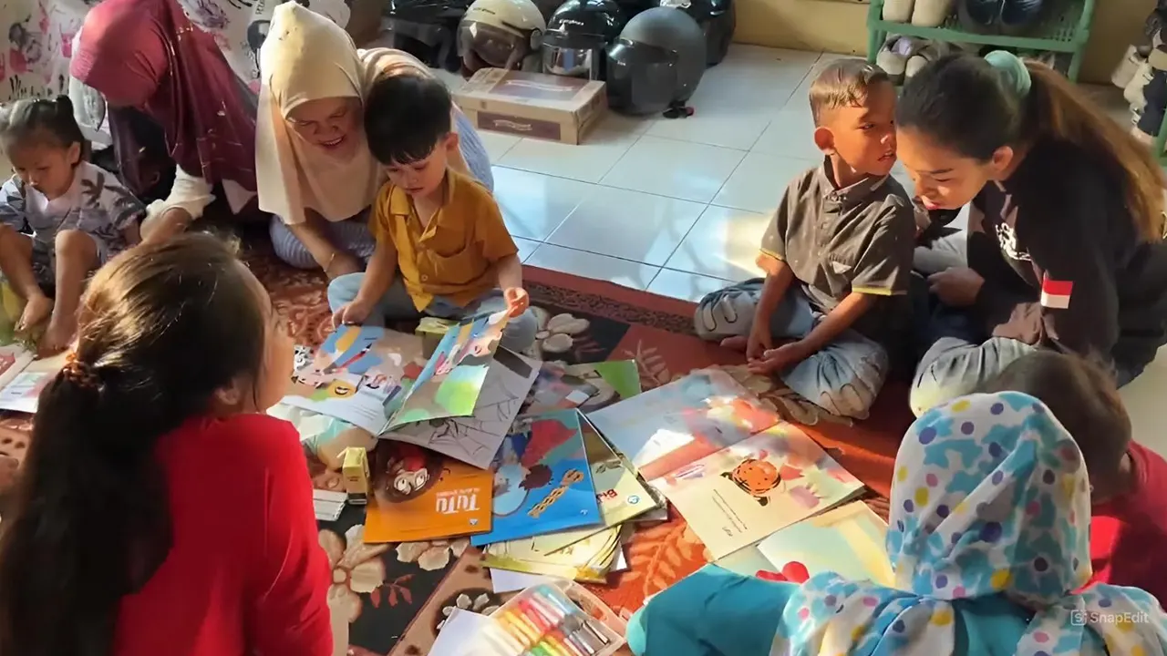 Ibu-ibu Posyandu Pabelan, Pancuranmas antusias mempraktikan teknik membaca nyaring. (doc. KKN 184 UNS)
