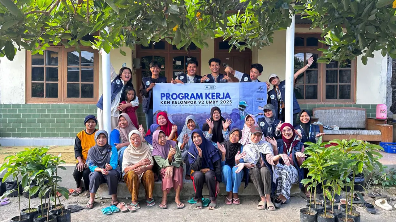 KKN UMBY Kelompok 92 bersama KWT Panti Wicoro Wujudkan Pertanian Berkelanjutan Lewat Penanaman Bibit Buah dan Instalasi Hidroponik, dengan harapan dapat menjadi sumber pangan dan pendapatan tambahan bagi warga di masa depan. (doc. KKN 92 UMBY)