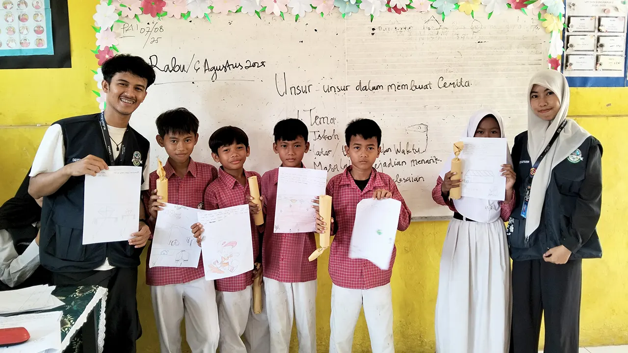 Keberlangsungan kegiatan workshop saat penyerahan hadiah terbaik di SDN Sumuranja 2, Rabu (06/08/2025). (doc. Rini Mahasiswa KKM Kelompok-83/UNIBA)