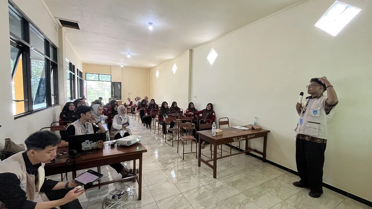 Kegiatan Desain Produk oleh mahasiswa Fakultas Seni Rupa dan Desain. (doc. KKN 335 UNS)