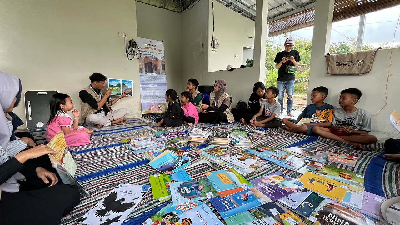Kegiatan Perpustakaan Keliling yang diisi dengan sesi Membaca Nyaring di Perumahan Marison, Desa Jogonegoro, Kecamatan Mertoyudan, Kabupaten Magelang, Minggu (10/8/2025). (doc. KKN UNS 160)