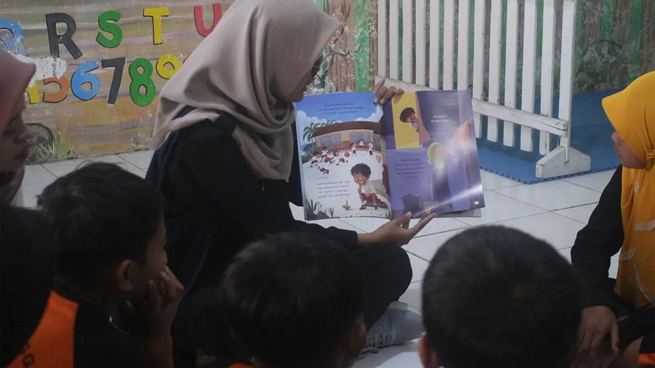Kegiatan Read Me A Book. (doc. KKN 180 UNS)