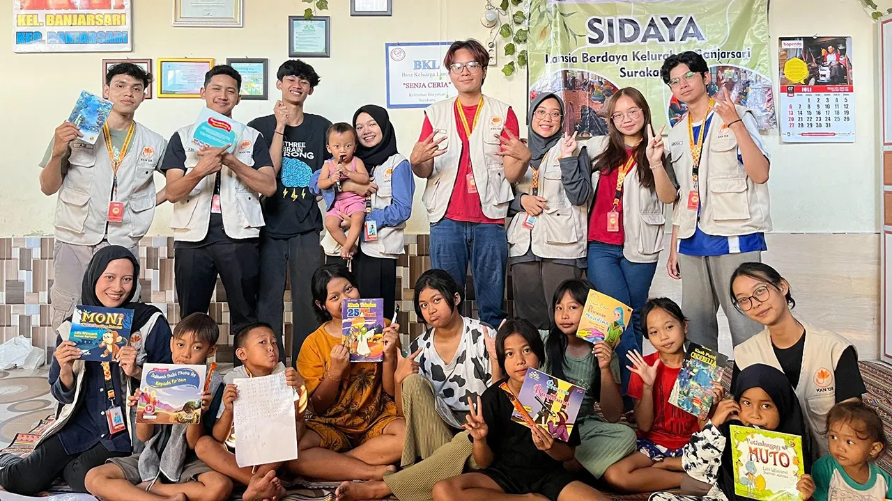 Kegiatan Lapak Baca bersama anak-anak di Posyandu RT 04 RW 09 Tanggulsari, Banjarsari, Surakarta pada Minggu (20/7/2025). (doc. KKN 128 UNS)