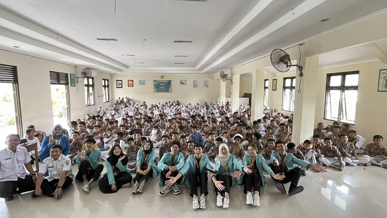Kegiatan Saku Pintar di SMPN 18 Surakarta yang dihadiri oleh siswa kelas VII yang merupakan kerjasama antara KKN UNS 128 dengan BTN pada Rabu (30/7/2025). (doc. KKN 128 UNS)