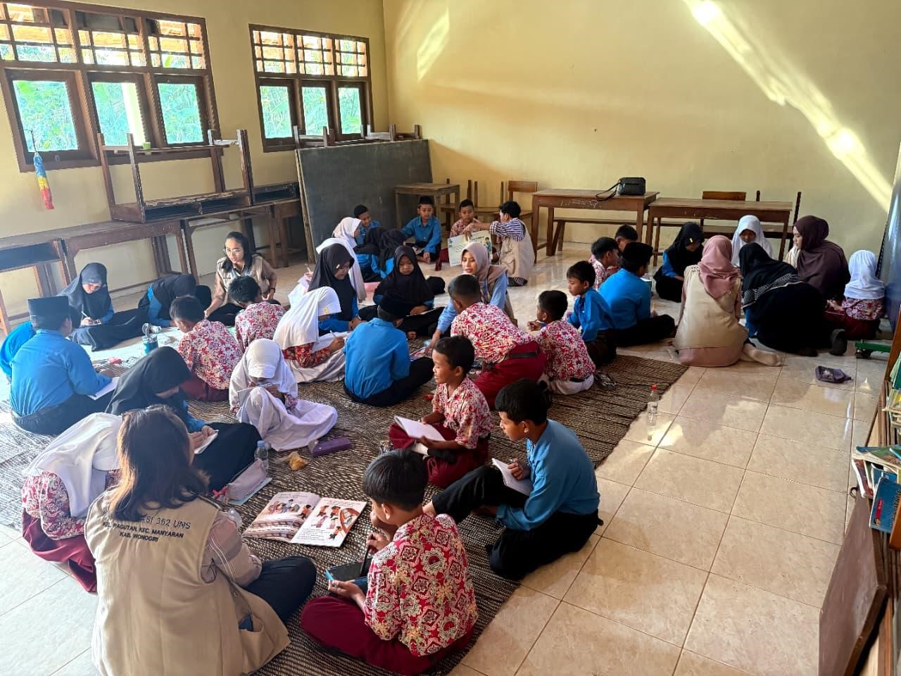 Kegiatan bacakan saya buku (read me a book). (doc. KKN Literasi UNS 352)