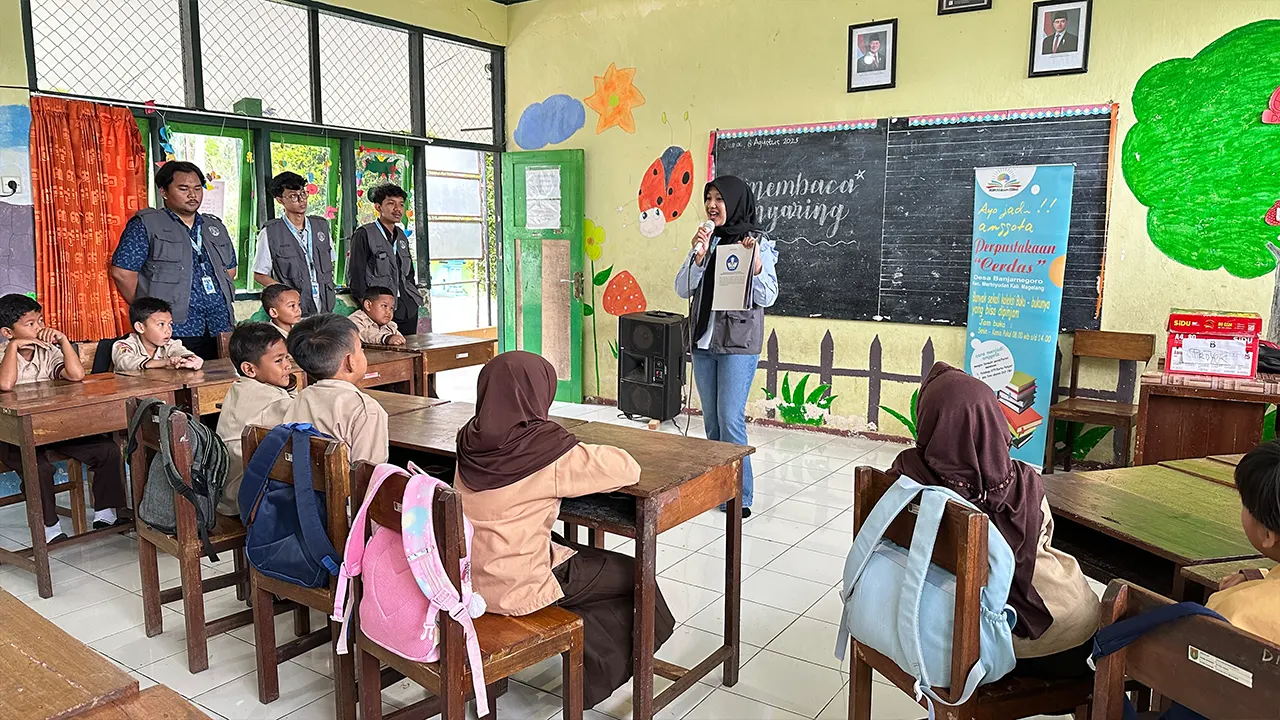 Kegiatan membaca nyaring cerita anak oleh Mahasiswa KKN 161 Magelang di SD Negeri Banjarnegoro 3 Desa Banjarnegoro, Kecamatan Mertoyudan, Kabupaten Magelang, Jumat (8/8/2025). (doc. KKN 161 Magelang).