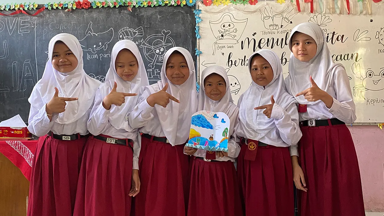 Kegiatan membuat pop art biota laut secara berkelompok untuk melatih kerjasama tim SD Negeri Banjarnegoro 3 Desa Banjarnegoro, Kecamatan Mertoyudan, Kabupaten Magelang, Senin (11/8/2025). (doc. KKN 161 Magelang)