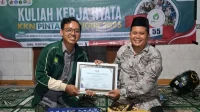 Ketua Kelompok KKN PINTAR UNUGIRI Bojonegoro 2025, Kelompok 55, menyerahkan cenderamata kepada perwakilan Pemerintah Desa Soko sebagai bentuk apresiasi atas dukungan penuh masyarakat Dusun Sekonang selama pelaksanaan program KKN. (doc. KKN PINTAR UNUGIRI) Ketua Kelompok KKN PINTAR UNUGIRI Bojonegoro 2025, Kelompok 55, menyerahkan cenderamata kepada perwakilan Pemerintah Desa Soko sebagai bentuk apresiasi atas dukungan penuh masyarakat Dusun Sekonang selama pelaksanaan program KKN. (doc. KKN PINTAR UNUGIRI)