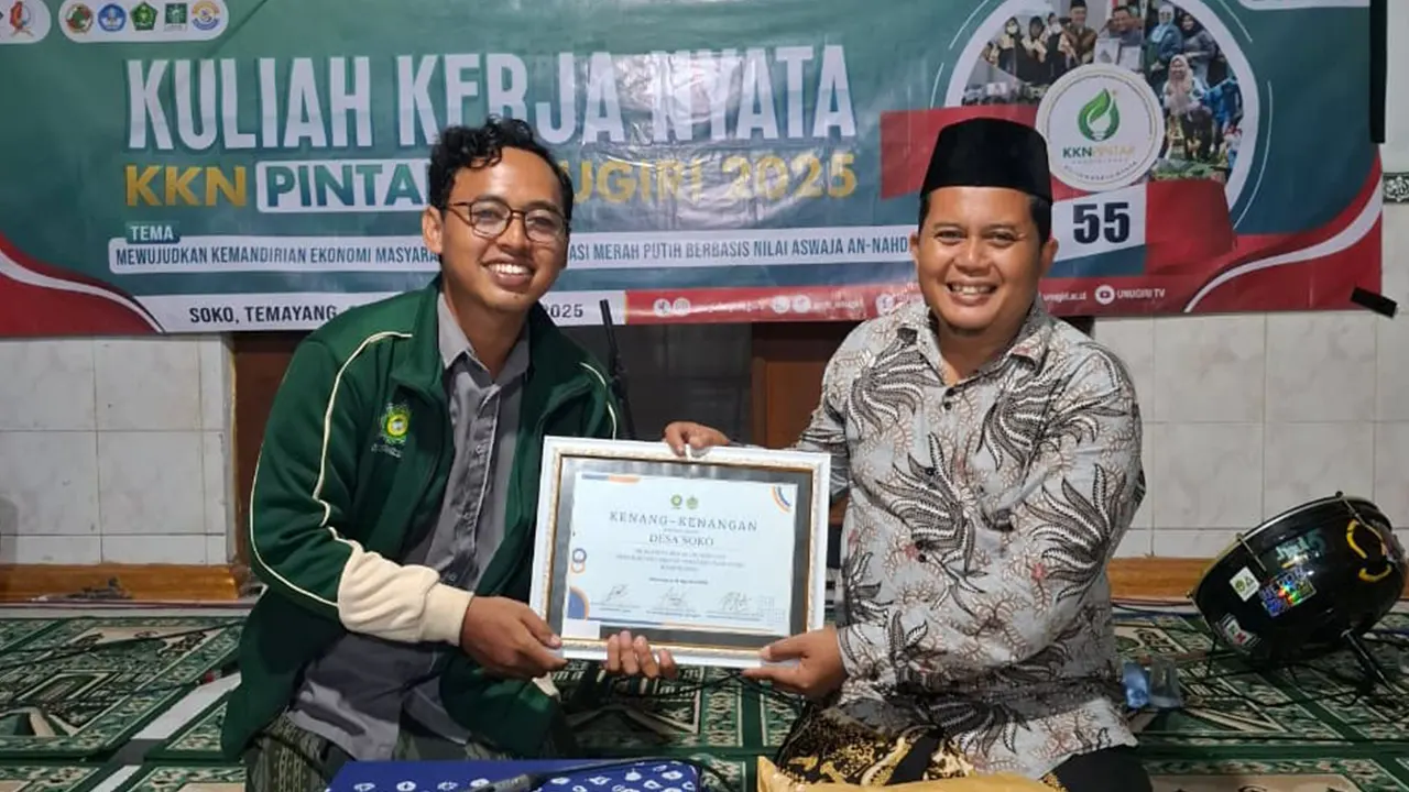 Ketua Kelompok KKN PINTAR UNUGIRI Bojonegoro 2025, Kelompok 55, menyerahkan cenderamata kepada perwakilan Pemerintah Desa Soko sebagai bentuk apresiasi atas dukungan penuh masyarakat Dusun Sekonang selama pelaksanaan program KKN. (doc. KKN PINTAR UNUGIRI)