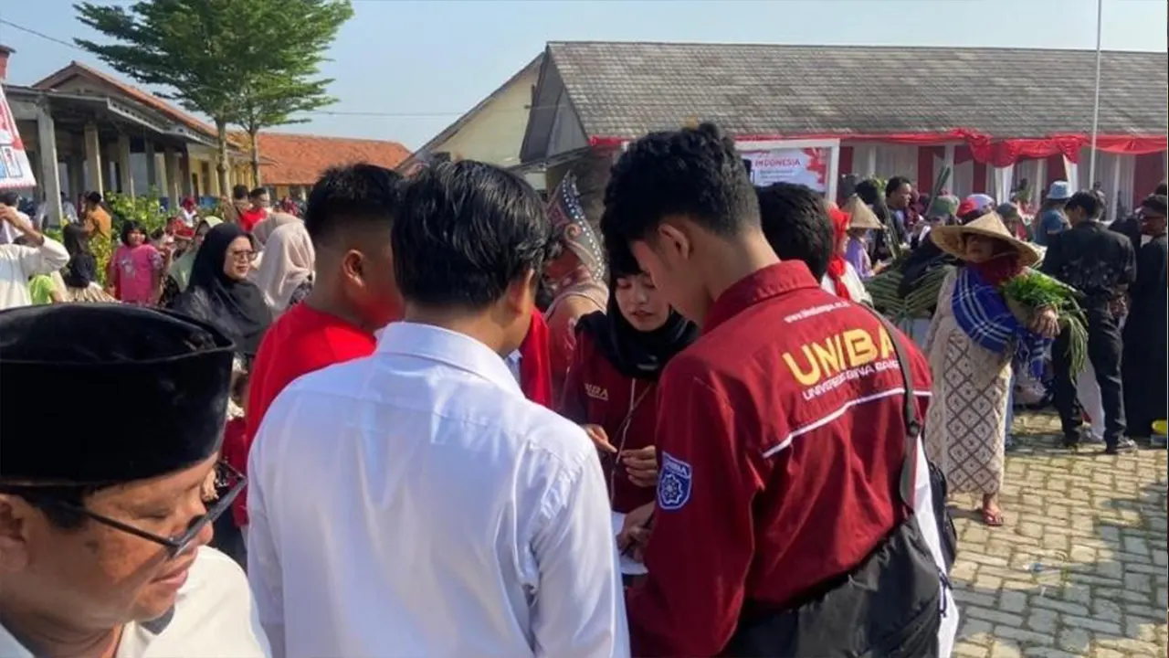 Kolaborasi mahasiswa KKM 75 UNIBA dengan warga Desa Pamarayan tampak dalam penyelenggaraan pawai karnaval HUT ke-80 RI yang berlangsung meriah. (doc. KKM 75 UNIBA)