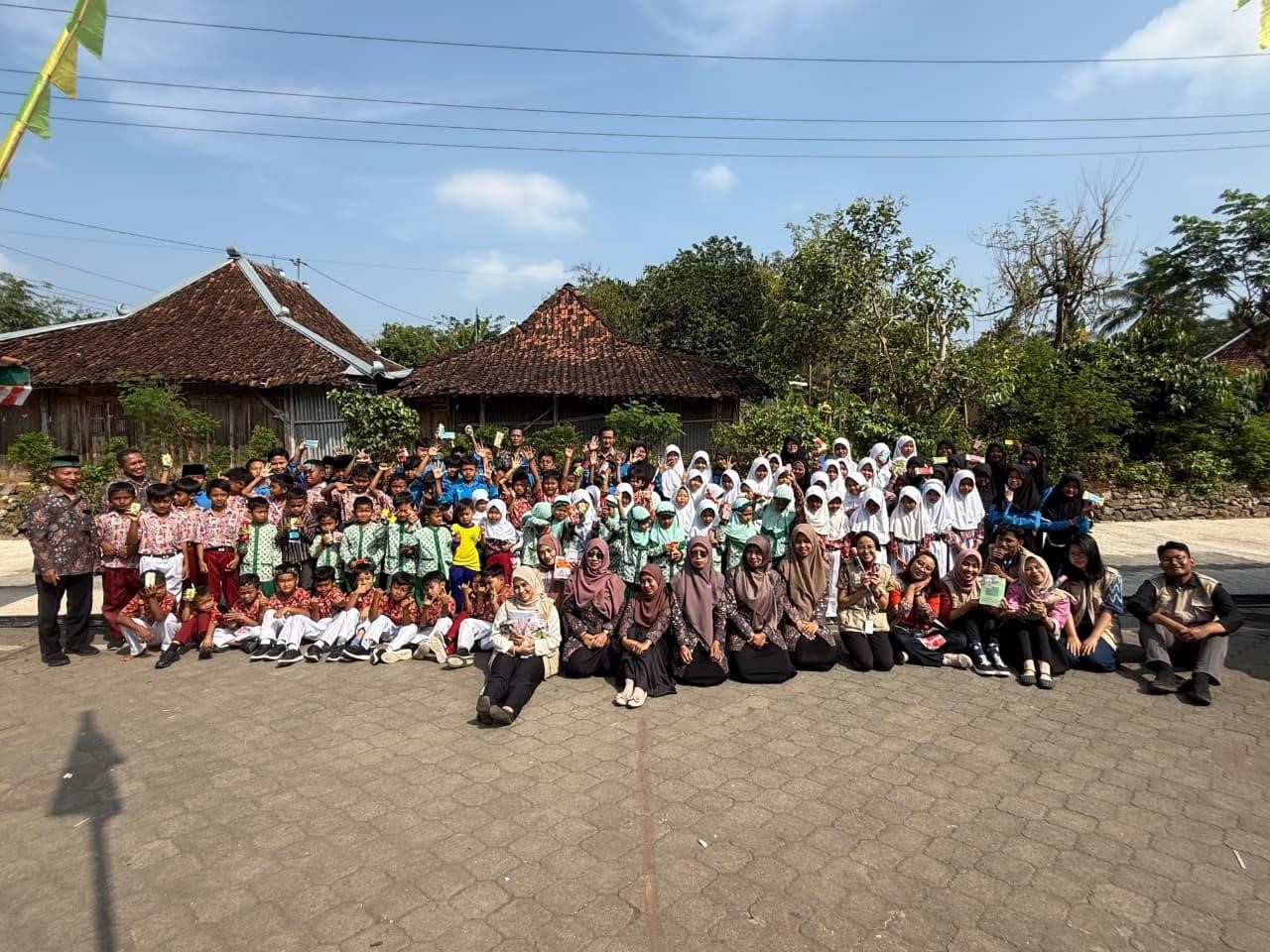 Kunjungan literasi dan apresiasi literasi di MIM Tlenyeng. (doc. KKN Literasi UNS 352)