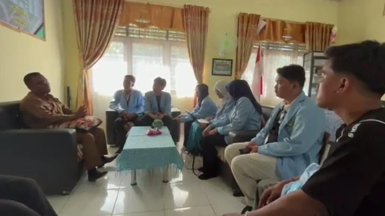 Kunjungan silaturahmi antara mahasiswa KKN dan pihak sekolah di ruang kepala sekolah dan majelis guru UPT SDN 005 Desa Binuang. (doc. KKN Tematik Literasi Universitas Riau 2025 Desa Binuang)