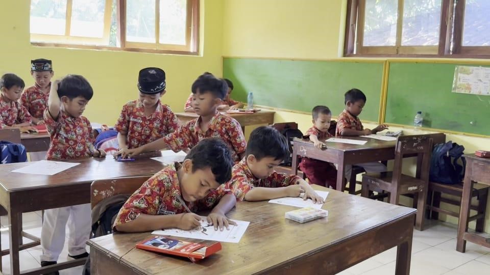 Lomba mewarnai kelas 2. (doc. KKN Literasi UNS 352)