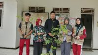 Mahasiswa KKM 10 UNIBA Kelurahan Sukalaksana laksanakan program penyerahan bibit pohon untuk penghijauan. (KKM 10 UNIBA) Mahasiswa KKM 10 UNIBA Kelurahan Sukalaksana laksanakan program penyerahan bibit pohon untuk penghijauan. (KKM 10 UNIBA)