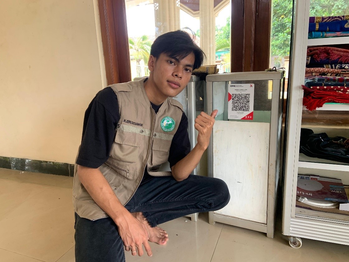 Mahasiswa KKM 10 UNIBA berfoto sambil menunjukan QRIS Masjid Al Ikhlas Kelurahan Sukalaksana. (doc. KKM 10 UNIBA) Mahasiswa KKM 10 UNIBA berfoto sambil menunjukan QRIS Masjid Al Ikhlas Kelurahan Sukalaksana. (doc. KKM 10 UNIBA)