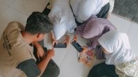 Mahasiswa KKM 10 UNIBA saat mendapingi anak-anak bermain Game edukasi anak "Suku Terlupakan Mencari Keris Legenda". (doc. KKM 10 UNIBA)