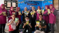 Mahasiswa KKM 30 UNIBA bersama guru SDN Dahu 2 berpose sambil memamerkan koleksi buku di Pojok Baca yang baru diresmikan, Selasa (12/8/2025). (doc. KKM 30 UNIBA) Mahasiswa KKM 30 UNIBA bersama guru SDN Dahu 2 berpose sambil memamerkan koleksi buku di Pojok Baca yang baru diresmikan, Selasa (12/8/2025). (doc. KKM 30 UNIBA)