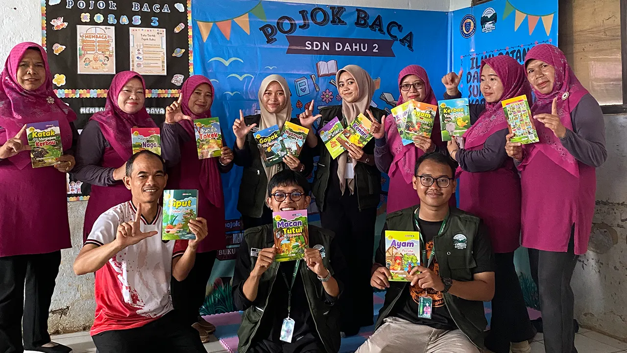 Mahasiswa KKM 30 UNIBA bersama guru SDN Dahu 2 berpose sambil memamerkan koleksi buku di Pojok Baca yang baru diresmikan, Selasa (12/8/2025). (doc. KKM 30 UNIBA)