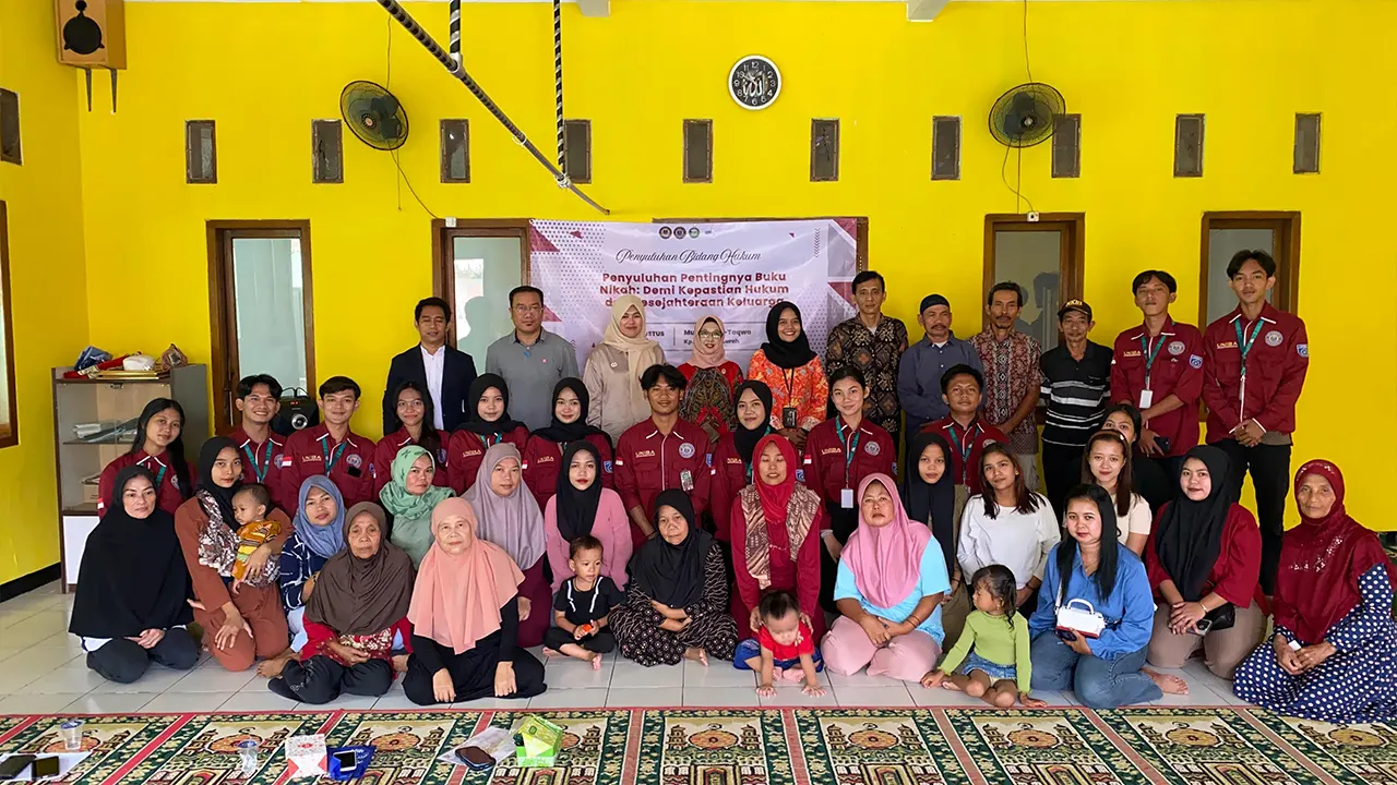 Mahasiswa KKM 55 UNIBA bersama warga Desa Jatimulya usai penyuluhan pentingnya buku nikah di Mushola At-Taqwa, Kampung Ciseke, Selasa (14/8/2025). (doc. KKM 55 UNIBA)