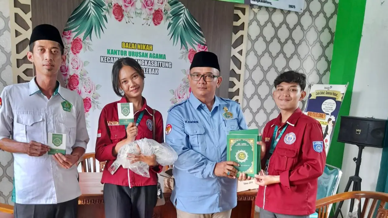 Mahasiswa KKM 55 UNIBA Banten bersama pihak KUA Rangkasbitung menyerahkan hibah Al-Qur’an dan Juz Amma kepada masyarakat Desa Jatimulya, Lebak, sebagai dukungan bagi penguatan pendidikan agama. (doc. KKM 55 UNIBA)