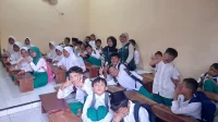 Mahasiswa KKM 55 UNIBA berpose bersama para santri Madrasah Diniyah Takmiliyah Awwaliyah (MDTA) di Serang, usai melaksanakan kegiatan belajar interaktif dan menyenangkan. (doc. KKM 55 UNIBA) Mahasiswa KKM 55 UNIBA berpose bersama para santri Madrasah Diniyah Takmiliyah Awwaliyah (MDTA) di Serang, usai melaksanakan kegiatan belajar interaktif dan menyenangkan. (doc. KKM 55 UNIBA)