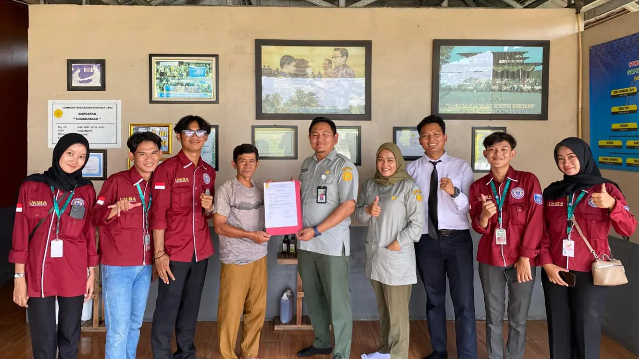 Mahasiswa KKM 55 UNIBA bersama BRMP Banten menyerahkan hibah kambing secara simbolis kepada petani di Kabupaten Lebak. (doc. KKM 55 UNIBA)