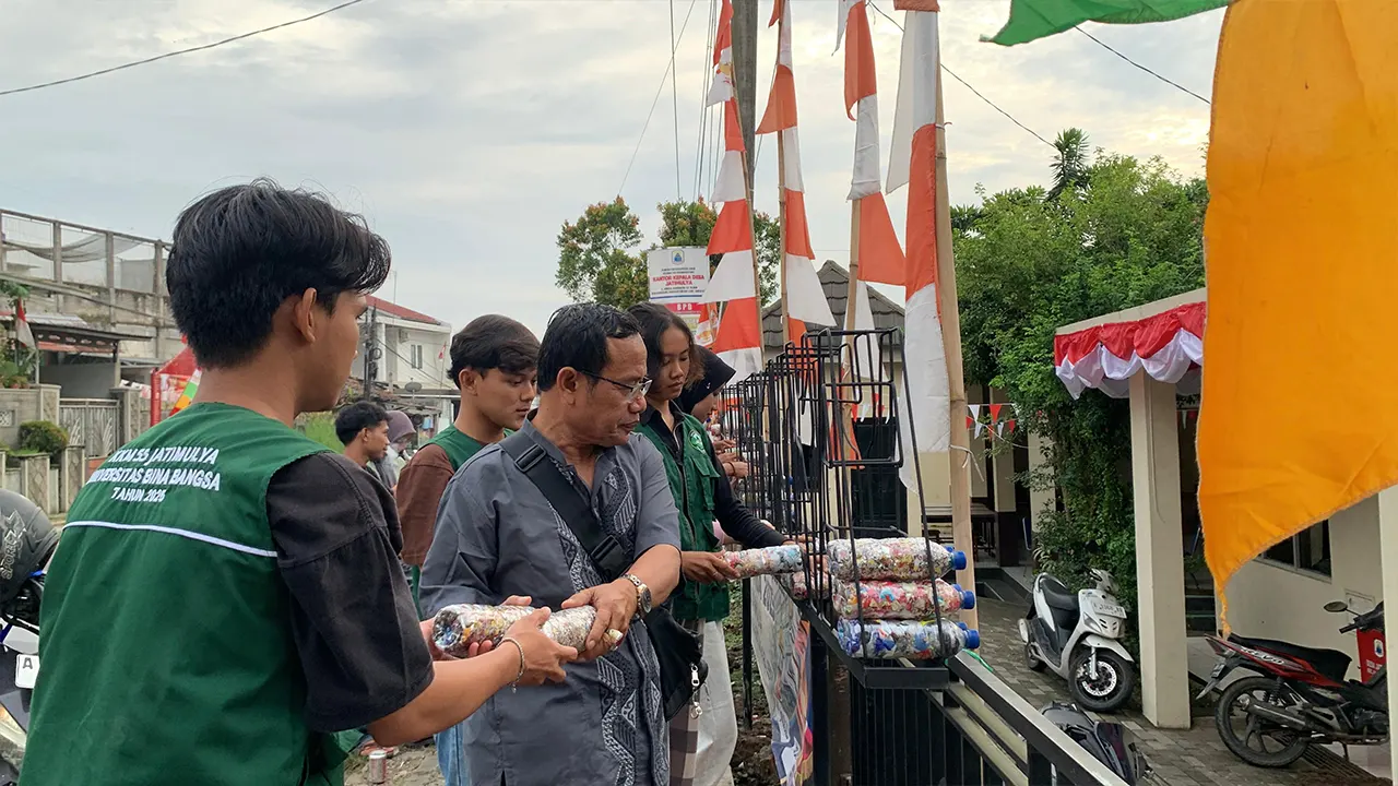 Mahasiswa KKM 55 UNIBA bersama perangkat Desa Jatimulya menyusun ecobrick untuk pembuatan plang nama desa ramah lingkungan sebagai simbol kepedulian terhadap pengelolaan sampah plastik, Rabu (22/8/2025). (doc. KKM 55 UNIBA)
