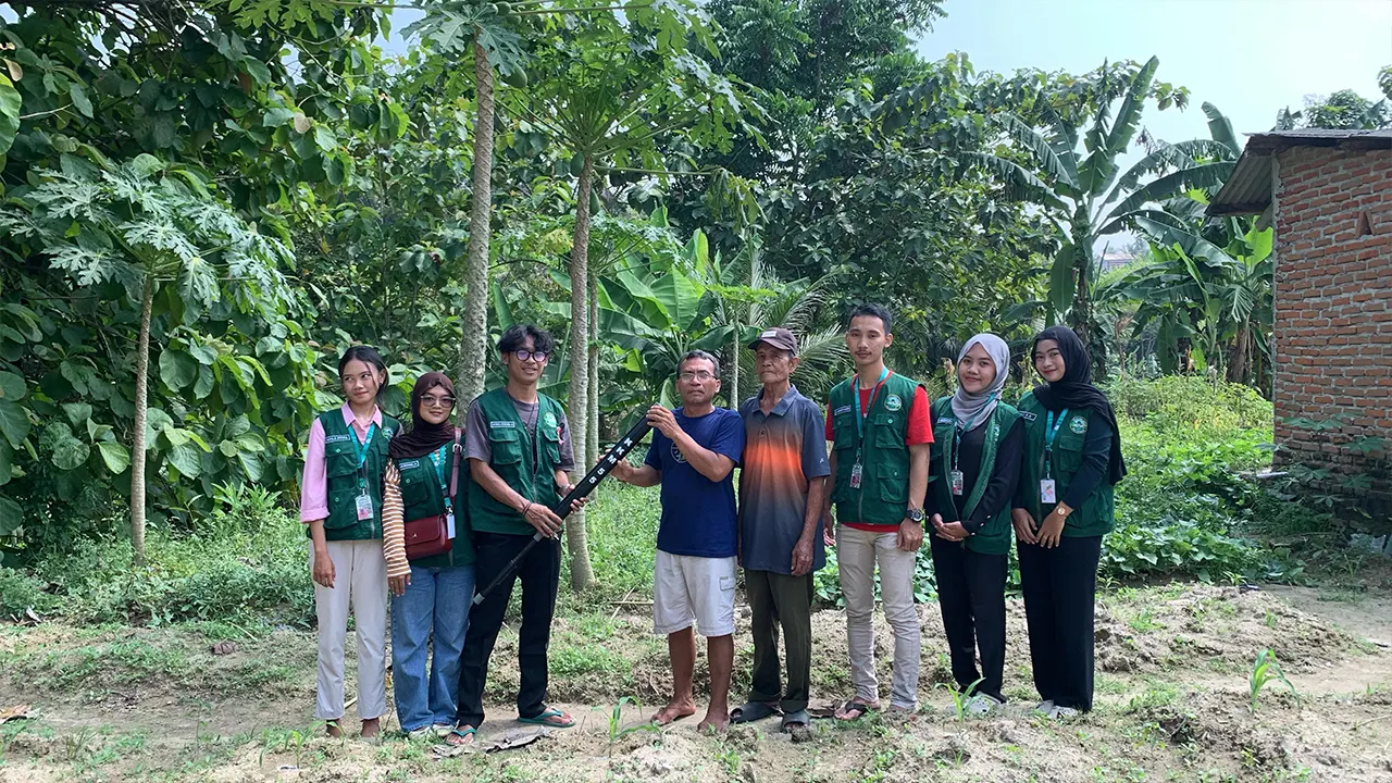 Mahasiswa KKM 55 UNIBA bidang Teknologi Tepat Guna menyerahkan alat penabur pupuk kepada Bapak Surip, petani Desa Jatimulya, sebagai upaya membantu meningkatkan efisiensi pemupukan dan produktivitas pertanian. (doc. KKM 55 UNIBA)