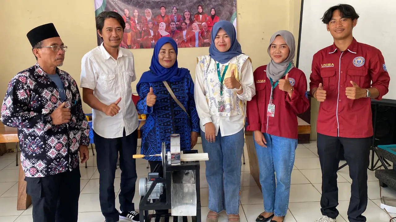 Mahasiswa KKM 55 UNIBA menyerahkan inovasi alat pemotong singkong kepada pelaku UMKM keripik singkong di Desa Jatimulya. (doc. KKM 55 UNIBA)