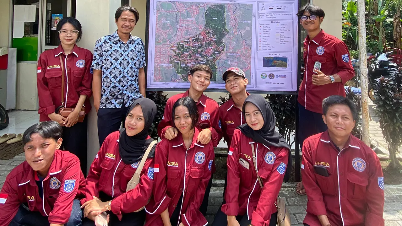 Mahasiswa KKM 55 Universitas Bina Bangsa berfoto bersama Sekretaris Desa Jatimulya usai menyerahkan dan memasang peta desa sebagai dukungan perencanaan pembangunan berbasis data spasial di Kantor Desa Jatimulya, Kecamatan Rangkasbitung, Kabupaten Lebak, Rabu (7/8/2025). (doc. KKM 55 UNIBA)