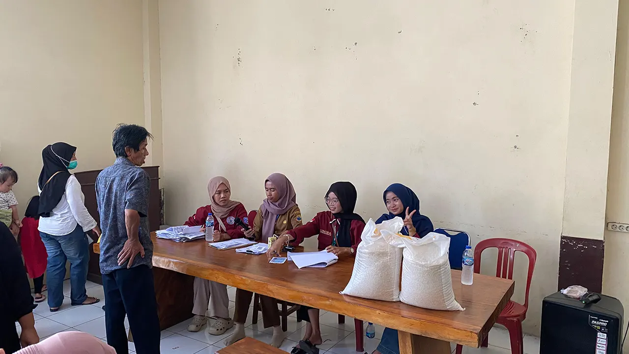 Mahasiswa KKM 55 UNIBA bersama pemerintah Desa Jatimulya menyalurkan bantuan beras kepada warga, Senin (21/7/2025). (doc. KKM 55 UNIBA)