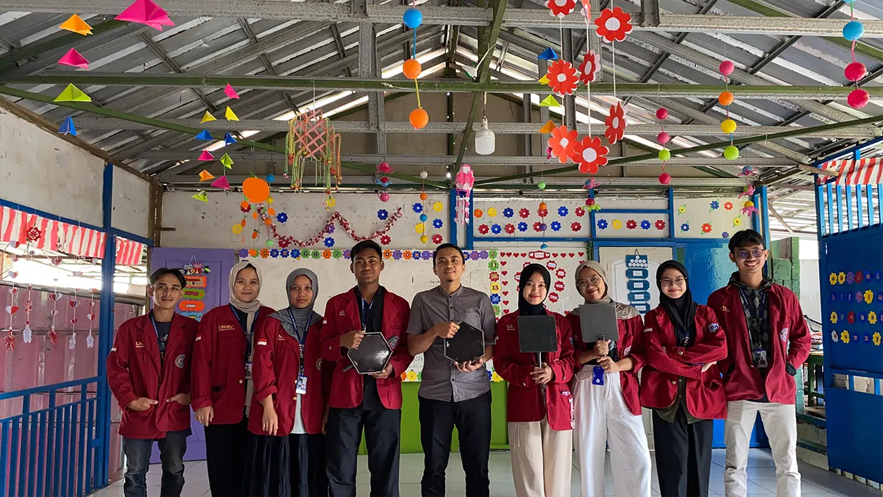 Mahasiswa KKM 61 UNIBA berfoto bersama warga usai memperkenalkan inovasi paving block berbahan sampah plastik di Desa Margaluyu. (doc. KKM 61 UNIBA)