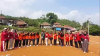 Mahasiswa KKM 61 UNIBA bersama para peserta turnamen voli ibu-ibu antar-RW berpose bersama di Lapangan Merah Kampung Cibeurih, Desa Margaluyu, usai pertandingan dalam rangka memeriahkan HUT RI ke-80. (doc. KKM 61 UNIBA) Mahasiswa KKM 61 UNIBA bersama para peserta turnamen voli ibu-ibu antar-RW berpose bersama di Lapangan Merah Kampung Cibeurih, Desa Margaluyu, usai pertandingan dalam rangka memeriahkan HUT RI ke-80. (doc. KKM 61 UNIBA)