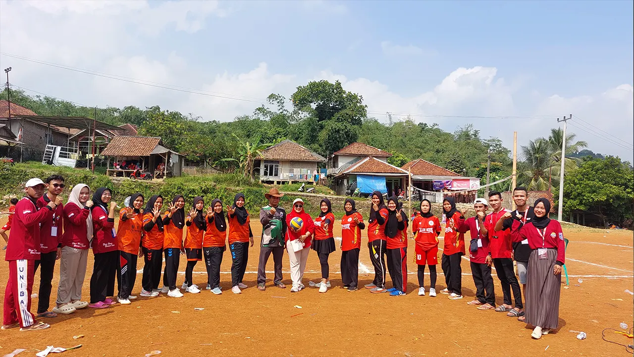 Mahasiswa KKM 61 UNIBA bersama para peserta turnamen voli ibu-ibu antar-RW berpose bersama di Lapangan Merah Kampung Cibeurih, Desa Margaluyu, usai pertandingan dalam rangka memeriahkan HUT RI ke-80. (doc. KKM 61 UNIBA)